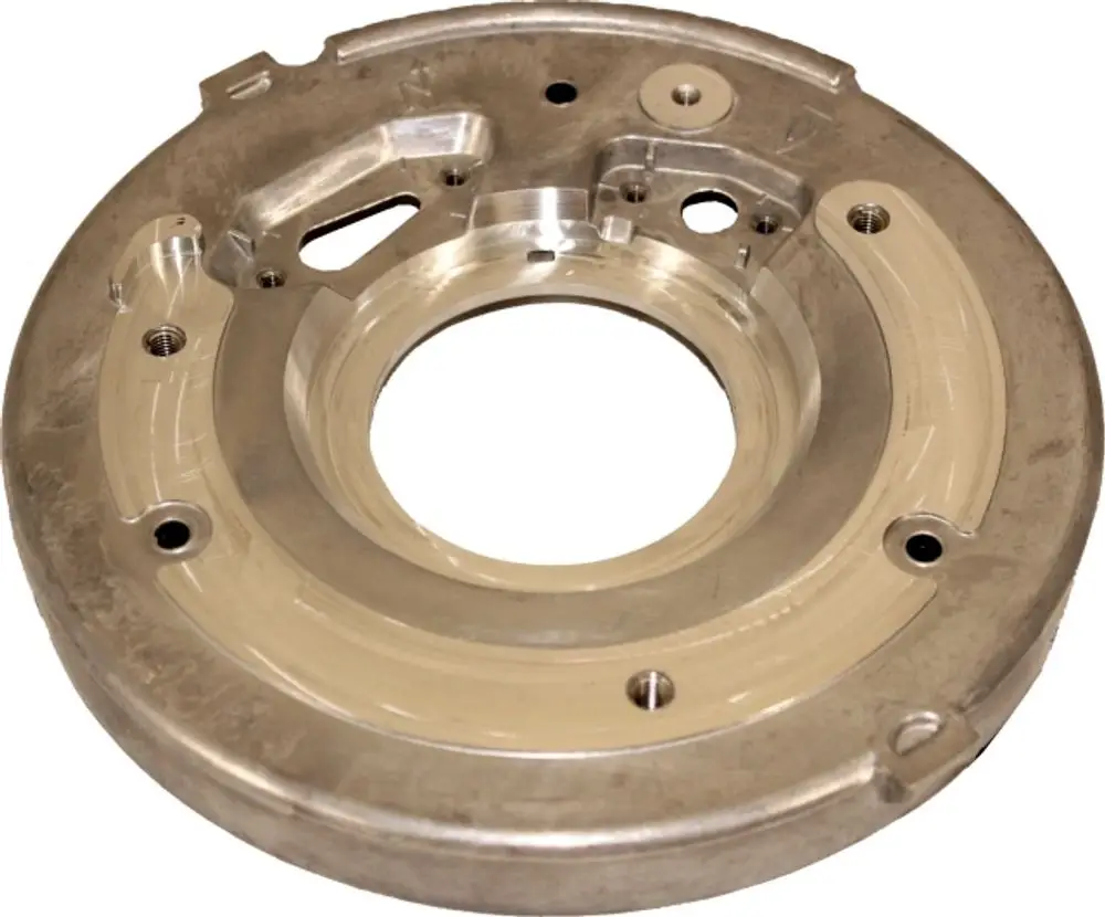 Brennkammerdeckel aus Metall mit mehreren Bohrungen, gezeigt auf einem neutralen Hintergrund. Produkt von Wolf, geeignet für spezifische Anwendungen.